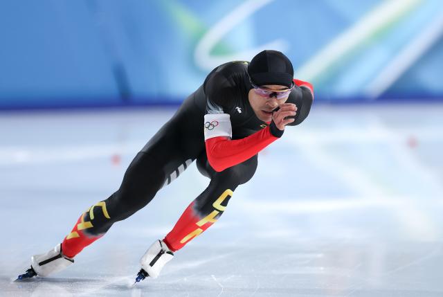 (260219) -- MILAN, Feb. 19, 2026 (Xinhua) -- Ning Zhongyan of China competes during the speed skating men's 1500m event at the Milan-Cortina 2026 Olympic Winter Games in Milan, Italy, Feb. 19, 2026. (Xinhua/Du Xiaoyi)