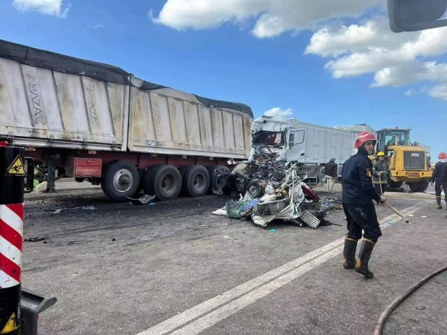 (260219) -- CAIRO, Feb. 19, 2026 (Xinhua) -- This photo taken on Feb. 19, 2026 shows the accident site after two trucks collided in Port Said province, northeast of Cairo, Egypt. At least 18 people were killed and three others injured on Thursday in a collision between two trucks in Port Said province, northeast of Cairo, according to a statement from the northern Egyptian province of Dakahlia. (Str/Xinhua)
