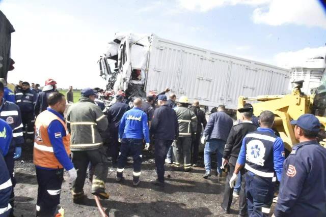 (260219) -- CAIRO, Feb. 19, 2026 (Xinhua) -- This photo taken on Feb. 19, 2026 shows the accident site after two trucks collided in Port Said province, northeast of Cairo, Egypt. At least 18 people were killed and three others injured on Thursday in a collision between two trucks in Port Said province, northeast of Cairo, according to a statement from the northern Egyptian province of Dakahlia. (Str/Xinhua)