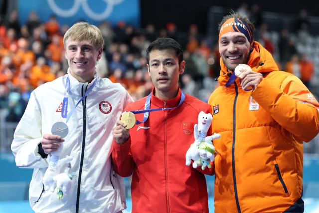(260219) -- MILAN, Feb. 19, 2026 (Xinhua) -- Gold medalist Ning Zhongyan (C) of China, silver medalist Jordan Stolz (L) of the United States and bronze medalist Kjeld Nuis of the Netherlands pose for photos during the awarding ceremony of the speed skating men's 1500m event at the Milan-Cortina 2026 Olympic Winter Games in Milan, Italy, Feb. 19, 2026. (Xinhua/Li Jing)