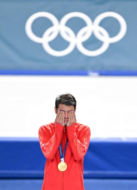 (260219) -- MILAN, Feb. 19, 2026 (Xinhua) -- Gold medalist Ning Zhongyan of China reacts during the awarding ceremony of the speed skating men's 1500m event at the Milan-Cortina 2026 Olympic Winter Games in Milan, Italy, Feb. 19, 2026. (Xinhua/Wu Wei)