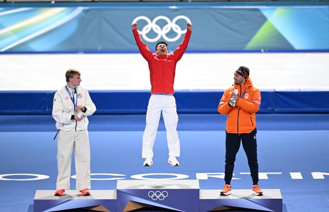 (260219) -- MILAN, Feb. 19, 2026 (Xinhua) -- Ning Zhongyan (C) of China celebrates during the awarding ceremony of the speed skating men's 1500m event at the Milan-Cortina 2026 Olympic Winter Games in Milan, Italy, Feb. 19, 2026. (Xinhua/Wu Wei)
