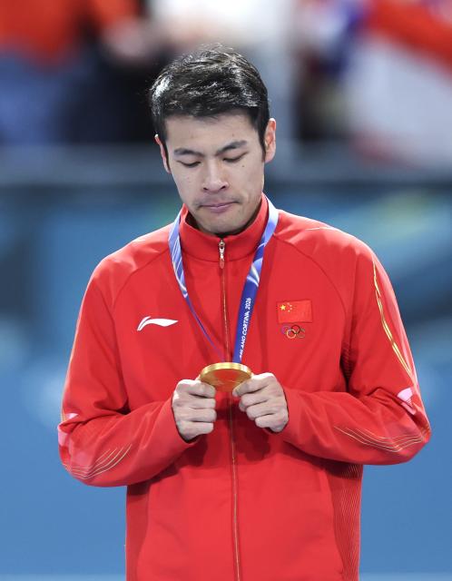 (260219) -- MILAN, Feb. 19, 2026 (Xinhua) -- Ning Zhongyan of China looks at his medal during the awarding ceremony of the speed skating men's 1500m event at the Milan-Cortina 2026 Olympic Winter Games in Milan, Italy, Feb. 19, 2026. (Xinhua/Li Jing)