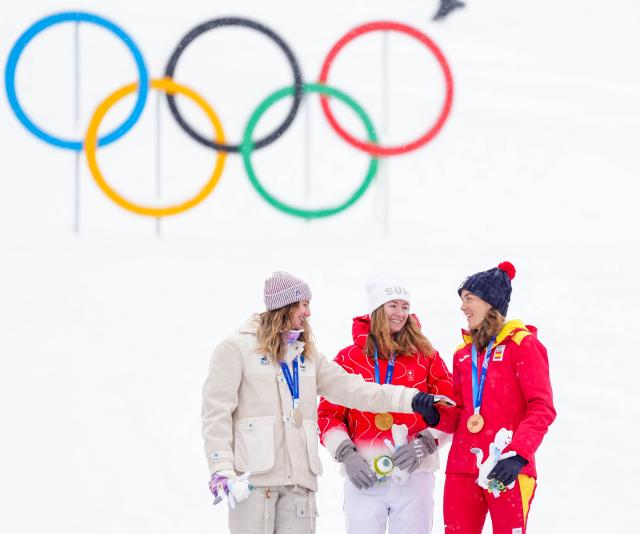 (260219) -- BORMIO, Feb. 19, 2026 (Xinhua) -- Gold medalist Marianne Fatton (C) of Switzerland, silver medalist Emily Harrop (L) of France, and bronze medalist Ana Alonso Rodriguez of Spain attend the awarding ceremony of the ski mountaineering women's sprint event at the Milan-Cortina 2026 Olympic Winter Games in Bormio, Italy, Feb. 19, 2026. (Xinhua/Yan Linyun)