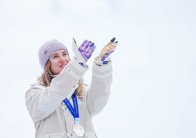 (260219) -- BORMIO, Feb. 19, 2026 (Xinhua) -- Silver medalist Emily Harrop of France gestures during the awarding ceremony of the ski mountaineering women's sprint event at the Milan-Cortina 2026 Olympic Winter Games in Bormio, Italy, Feb. 19, 2026. (Xinhua/Yan Linyun)