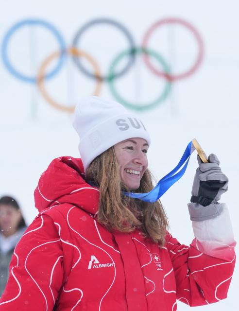 (260219) -- BORMIO, Feb. 19, 2026 (Xinhua) -- Gold medalist Marianne Fatton of Switzerland shows her medal during the awarding ceremony of the ski mountaineering women's sprint event at the Milan-Cortina 2026 Olympic Winter Games in Bormio, Italy, Feb. 19, 2026. (Xinhua/Hu Huhu)