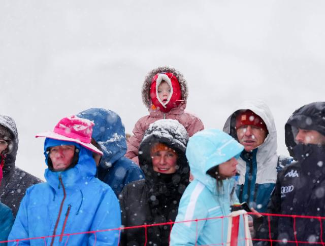 (260219) -- BORMIO, Feb. 19, 2026 (Xinhua) -- Spectators watch the ski mountaineering women's sprint event at the Milan-Cortina 2026 Olympic Winter Games in Bormio, Italy, Feb. 19, 2026. (Xinhua/Yan Linyun)