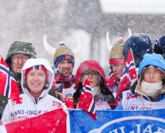(260219) -- BORMIO, Feb. 19, 2026 (Xinhua) -- Spectators watch the ski mountaineering women's sprint event at the Milan-Cortina 2026 Olympic Winter Games in Bormio, Italy, Feb. 19, 2026. (Xinhua/Yan Linyun)