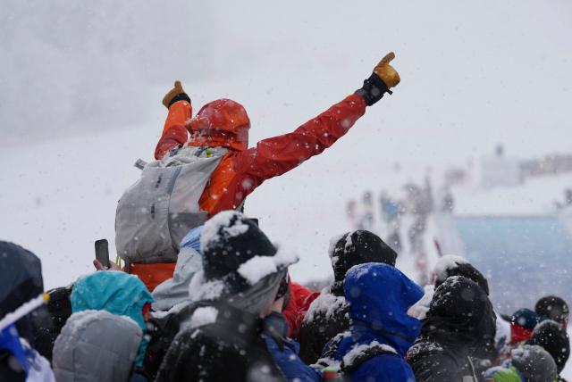 (260219) -- BORMIO, Feb. 19, 2026 (Xinhua) -- Spectators watch the ski mountaineering women's sprint event at the Milan-Cortina 2026 Olympic Winter Games in Bormio, Italy, Feb. 19, 2026. (Xinhua/Hu Huhu)