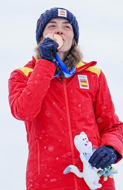 (260219) -- BORMIO, Feb. 19, 2026 (Xinhua) -- Bronze medalist Ana Alonso Rodriguez of Spain kisses her medal during the awarding ceremony of the ski mountaineering women's sprint event at the Milan-Cortina 2026 Olympic Winter Games in Bormio, Italy, Feb. 19, 2026. (Xinhua/Yan Linyun)