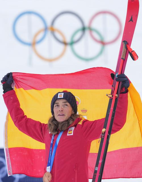 (260219) -- BORMIO, Feb. 19, 2026 (Xinhua) -- Ana Alonso Rodriguez of Spain poses for photos during the awarding ceremony of the ski mountaineering women's sprint event at the Milan-Cortina 2026 Olympic Winter Games in Bormio, Italy, Feb. 19, 2026. (Xinhua/Hu Huhu)