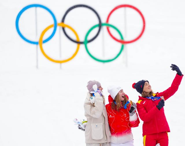 (260219) -- BORMIO, Feb. 19, 2026 (Xinhua) -- Gold medalist Marianne Fatton (C) of Switzerland, silver medalist Emily Harrop (L) of France, and bronze medalist Ana Alonso Rodriguez of Spain pose for photos during the awarding ceremony of the ski mountaineering women's sprint event at the Milan-Cortina 2026 Olympic Winter Games in Bormio, Italy, Feb. 19, 2026. (Xinhua/Yan Linyun)