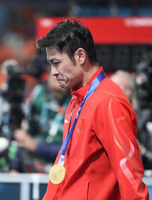 (260219) -- MILAN, Feb. 19, 2026 (Xinhua) -- Ning Zhongyan of China reacts during the awarding ceremony of the speed skating men's 1500m event at the Milan-Cortina 2026 Olympic Winter Games in Milan, Italy, Feb. 19, 2026. (Xinhua/Li Jing)
