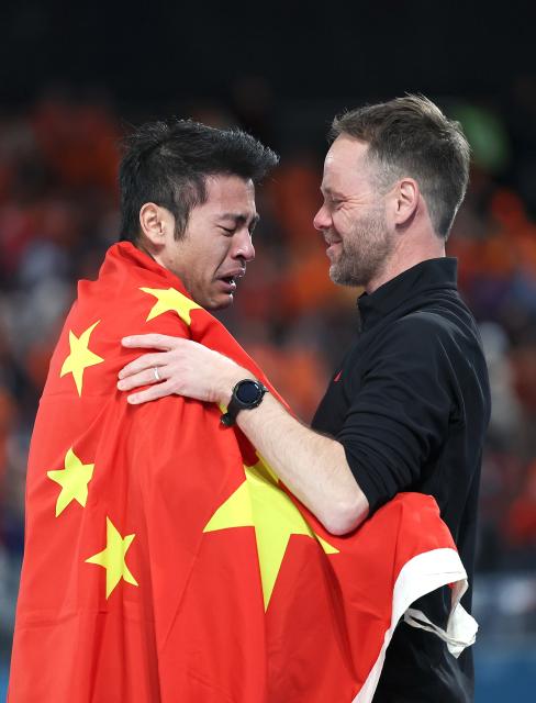 (260219) -- MILAN, Feb. 19, 2026 (Xinhua) -- Ning Zhongyan (L) of China reacts after winning the speed skating men's 1500m event at the Milan-Cortina 2026 Olympic Winter Games in Milan, Italy, Feb. 19, 2026. (Xinhua/Li Jing)