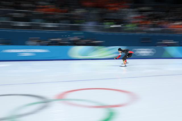 (260219) -- MILAN, Feb. 19, 2026 (Xinhua) -- Ning Zhongyan of China competes during the speed skating men's 1500m event at the Milan-Cortina 2026 Olympic Winter Games in Milan, Italy, Feb. 19, 2026. (Xinhua/Li Jing)