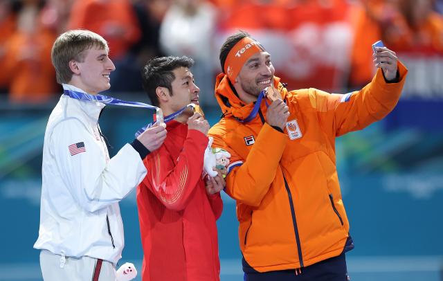 (260219) -- MILAN, Feb. 19, 2026 (Xinhua) -- Gold medalist Ning Zhongyan (C) of China, silver medalist Jordan Stolz (L) of the United States and bronze medalist Kjeld Nuis of the Netherlands pose for photos during the awarding ceremony of the speed skating men's 1500m event at the Milan-Cortina 2026 Olympic Winter Games in Milan, Italy, Feb. 19, 2026. (Xinhua/Li Jing)