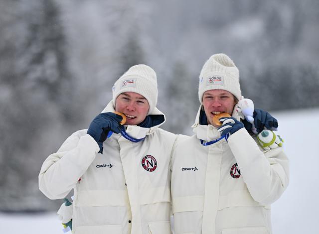 (260219) -- TESERO, Feb. 19, 2026 (Xinhua) -- Gold medalists Jens Luraas Oftebro and Andreas Skoglund of Norway pose for photos during the awarding ceremony of the nordic combined team sprint at the 2026 Milan-Cortina Winter Olympics in Tesero, Italy, Feb. 19, 2026. (Xinhua/He Canling)