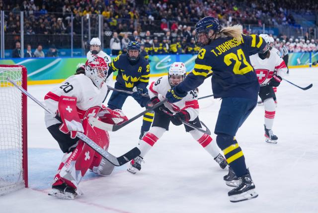 (260219) -- MILAN, Feb. 19, 2026 (Xinhua) -- Thea Johansson (1st R) of Sweden shoots during during the ice hockey women's bronze medal game between Switzerland and Sweden at the Milan-Cortina 2026 Olympic Winter Games in Milan, Italy, Feb. 19, 2026. (Xinhua/Tao Xiyi)