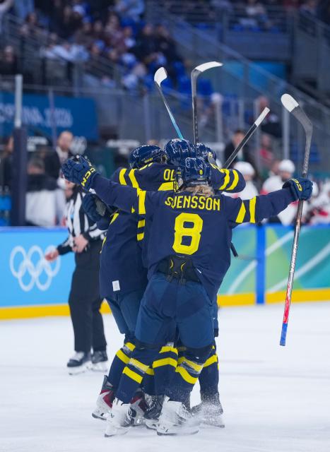 (260219) -- MILAN, Feb. 19, 2026 (Xinhua) -- Players of Sweden celebrate scoring during the ice hockey women's bronze medal game between Switzerland and Sweden at the Milan-Cortina 2026 Olympic Winter Games in Milan, Italy, Feb. 19, 2026. (Xinhua/Tao Xiyi)
