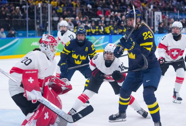 (260219) -- MILAN, Feb. 19, 2026 (Xinhua) -- Thea Johansson (R, front) of Sweden looks at the puck during the ice hockey women's bronze medal game between Switzerland and Sweden at the Milan-Cortina 2026 Olympic Winter Games in Milan, Italy, Feb. 19, 2026. (Xinhua/Tao Xiyi)