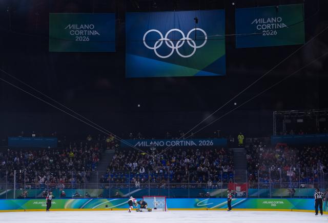(260219) -- MILAN, Feb. 19, 2026 (Xinhua) -- The player of Switzerland misses the penalty shot during the ice hockey women's bronze medal game between Switzerland and Sweden at the Milan-Cortina 2026 Olympic Winter Games in Milan, Italy, Feb. 19, 2026. (Xinhua/Tao Xiyi)