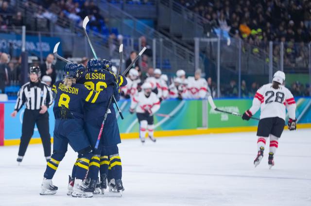 (260219) -- MILAN, Feb. 19, 2026 (Xinhua) -- Players of Sweden celebrate scoring during the ice hockey women's bronze medal game between Switzerland and Sweden at the Milan-Cortina 2026 Olympic Winter Games in Milan, Italy, Feb. 19, 2026. (Xinhua/Tao Xiyi)