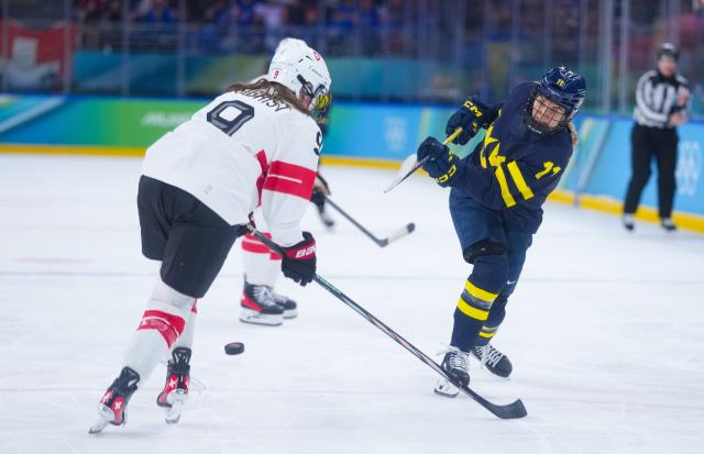 (260219) -- MILAN, Feb. 19, 2026 (Xinhua) -- Josefin Bouveng (R) of Sweden shoots during the ice hockey women's bronze medal game between Switzerland and Sweden at the Milan-Cortina 2026 Olympic Winter Games in Milan, Italy, Feb. 19, 2026. (Xinhua/Tao Xiyi)