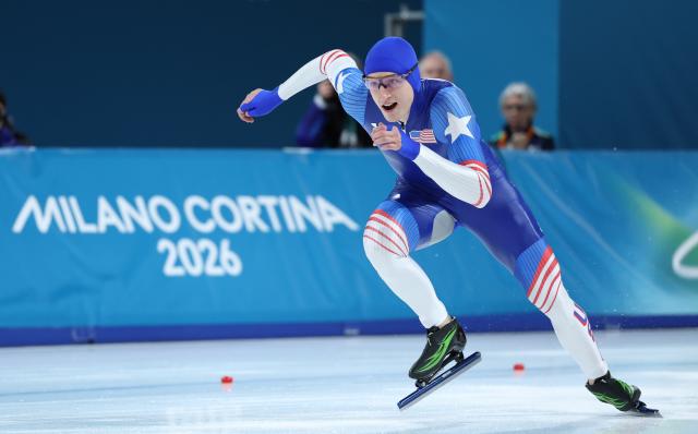 (260219) -- MILAN, Feb. 19, 2026 (Xinhua) -- Jordan Stolz of the United States competes during the speed skating men's 1500m event at the Milan-Cortina 2026 Olympic Winter Games in Milan, Italy, Feb. 19, 2026. (Xinhua/Li Jing)