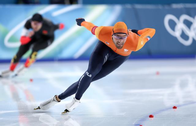(260219) -- MILAN, Feb. 19, 2026 (Xinhua) -- Kjeld Nuis of the Netherlands competes during the speed skating men's 1500m event at the Milan-Cortina 2026 Olympic Winter Games in Milan, Italy, Feb. 19, 2026. (Xinhua/Du Xiaoyi)