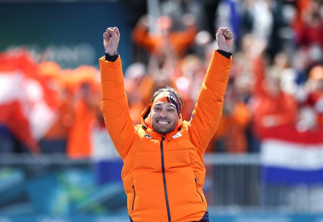 (260219) -- MILAN, Feb. 19, 2026 (Xinhua) -- Kjeld Nuis of the Netherlands celebrates during the awarding ceremony of the speed skating men's 1500m event at the Milan-Cortina 2026 Olympic Winter Games in Milan, Italy, Feb. 19, 2026. (Xinhua/Li Jing)