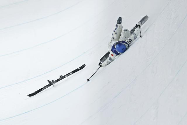 (260219) -- LIVIGNO, Feb. 19, 2026 (Xinhua) -- Gu Ailing of China falls during the qualification of freestyle skiing women's freeski halfpipe at the Milan-Cortina 2026 Olympic Winter Games in Livigno, Italy, Feb. 19, 2026. (Xinhua/Wang Peng)