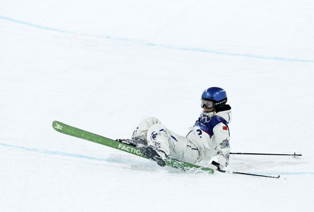 (260219) -- LIVIGNO, Feb. 19, 2026 (Xinhua) -- Gu Ailing of China falls during the qualification of freestyle skiing women's freeski halfpipe at the Milan-Cortina 2026 Olympic Winter Games in Livigno, Italy, Feb. 19, 2026. (Xinhua/Wang Peng)