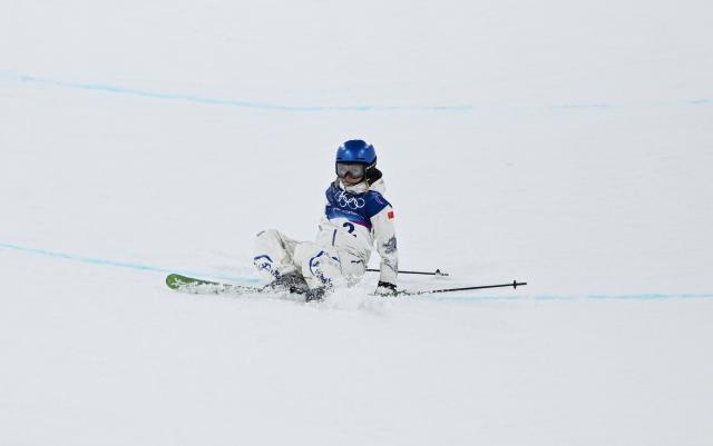 (260219) -- LIVIGNO, Feb. 19, 2026 (Xinhua) -- Gu Ailing of China falls during the qualification of freestyle skiing women's freeski halfpipe at the Milan-Cortina 2026 Olympic Winter Games in Livigno, Italy, Feb. 19, 2026. (Xinhua/Wu Huiwo)