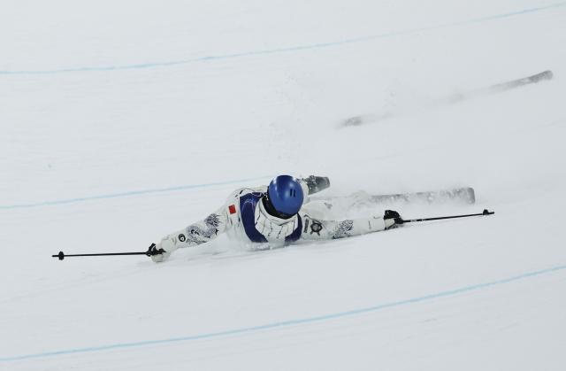 (260219) -- LIVIGNO, Feb. 19, 2026 (Xinhua) -- Gu Ailing of China falls during the qualification of freestyle skiing women's freeski halfpipe at the Milan-Cortina 2026 Olympic Winter Games in Livigno, Italy, Feb. 19, 2026. (Xinhua/Wang Peng)