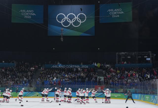 (260219) -- MILAN, Feb. 19, 2026 (Xinhua) -- Players of Switzerland celebrate after winning the ice hockey women's bronze medal game between Switzerland and Sweden at the Milan-Cortina 2026 Olympic Winter Games in Milan, Italy, Feb. 19, 2026. (Xinhua/Tao Xiyi)