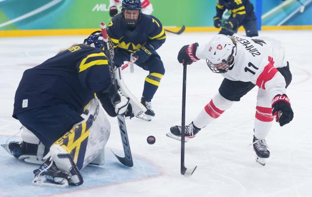(260219) -- MILAN, Feb. 19, 2026 (Xinhua) -- Laura Zimmermann (R) of Switzerland competes during the ice hockey women's bronze medal game between Switzerland and Sweden at the Milan-Cortina 2026 Olympic Winter Games in Milan, Italy, Feb. 19, 2026. (Xinhua/Tao Xiyi)