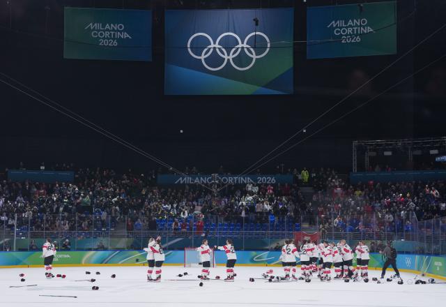 (260219) -- MILAN, Feb. 19, 2026 (Xinhua) -- Players of Switzerland celebrate after winning the ice hockey women's bronze medal game between Switzerland and Sweden at the Milan-Cortina 2026 Olympic Winter Games in Milan, Italy, Feb. 19, 2026. (Xinhua/Tao Xiyi)