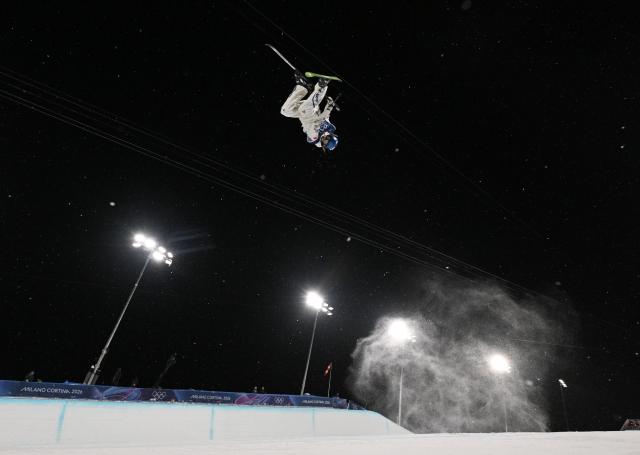 (260219) -- LIVIGNO, Feb. 19, 2026 (Xinhua) -- Gu Ailing of China competes during the qualification of freestyle skiing women's freeski halfpipe at the Milan-Cortina 2026 Olympic Winter Games in Livigno, Italy, Feb. 19, 2026. (Xinhua/Xia Yifang)