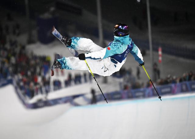 (260219) -- LIVIGNO, Feb. 19, 2026 (Xinhua) -- Li Fanghui of China competes during the qualification of freestyle skiing women's freeski halfpipe at the Milan-Cortina 2026 Olympic Winter Games in Livigno, Italy, Feb. 19, 2026. (Xinhua/Xia Yifang)