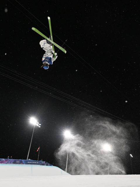 (260219) -- LIVIGNO, Feb. 19, 2026 (Xinhua) -- Gu Ailing of China competes during the qualification of freestyle skiing women's freeski halfpipe at the Milan-Cortina 2026 Olympic Winter Games in Livigno, Italy, Feb. 19, 2026. (Xinhua/Xia Yifang)