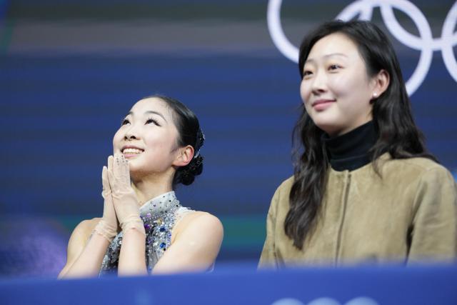 (260219) -- MILAN, Feb. 19, 2026 (Xinhua) -- Zhang Ruiyang (L) of China waits for her score during the free skating match of figure skating women single skating at the Milan-Cortina 2026 Olympic Winter Games in Milan, Italy, Feb. 19, 2026. (Xinhua/Xue Yuge)