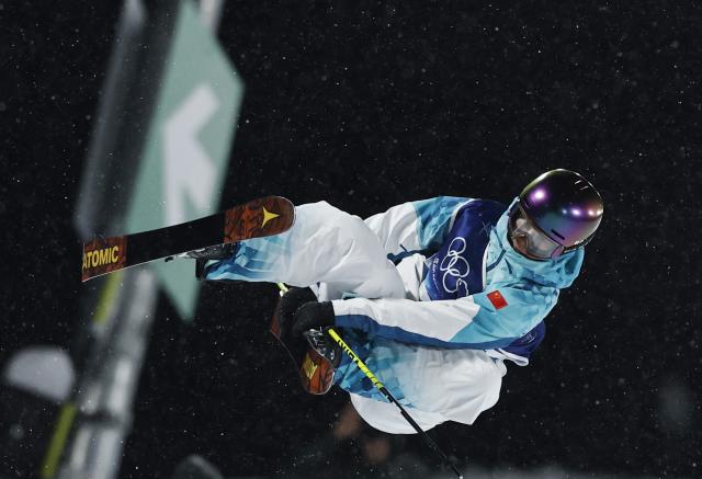 (260219) -- LIVIGNO, Feb. 19, 2026 (Xinhua) -- Li Fanghui of China competes during the qualification of freestyle skiing women's freeski halfpipe at the Milan-Cortina 2026 Olympic Winter Games in Livigno, Italy, Feb. 19, 2026. (Xinhua/Wang Peng)