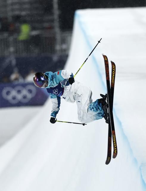 (260219) -- LIVIGNO, Feb. 19, 2026 (Xinhua) -- Li Fanghui of China competes during the qualification of freestyle skiing women's freeski halfpipe at the Milan-Cortina 2026 Olympic Winter Games in Livigno, Italy, Feb. 19, 2026. (Xinhua/Wang Peng)