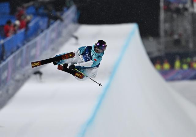 (260219) -- LIVIGNO, Feb. 19, 2026 (Xinhua) -- Li Fanghui of China competes during the qualification of freestyle skiing women's freeski halfpipe at the Milan-Cortina 2026 Olympic Winter Games in Livigno, Italy, Feb. 19, 2026. (Xinhua/Wu Huiwo)