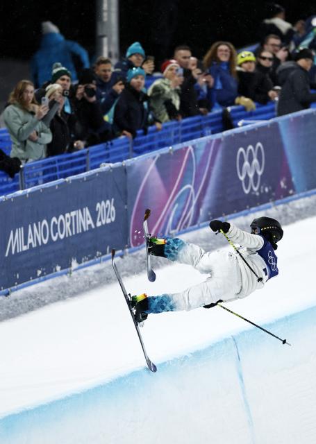 (260219) -- LIVIGNO, Feb. 19, 2026 (Xinhua) -- Zhang Kexin of China competes during the qualification of freestyle skiing women's freeski halfpipe at the Milan-Cortina 2026 Olympic Winter Games in Livigno, Italy, Feb. 19, 2026. (Xinhua/Wang Peng)