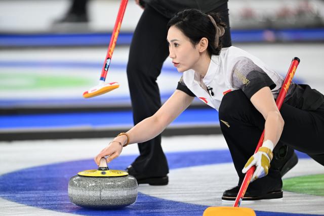 (260219) -- CORTINA D'AMPEZZO, Feb. 19, 2026 (Xinhua) -- Jiang Jiayi of China competes during the curling women's round robin session 12 match between China and Japan at the 2026 Milan-Cortina Winter Olympics in Cortina, Italy, Feb. 19, 2026. (Xinhua/Lian Yi)