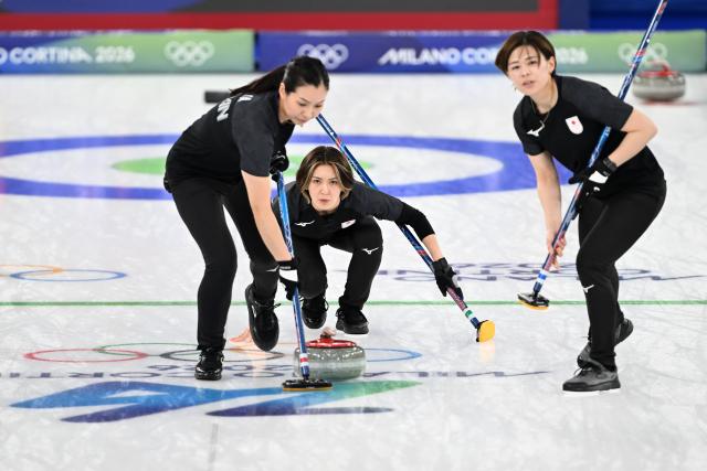(260219) -- CORTINA D'AMPEZZO, Feb. 19, 2026 (Xinhua) -- Yoshimura Sayaka (C) of Japan competes during the curling women's round robin session 12 match between China and Japan at the 2026 Milan-Cortina Winter Olympics in Cortina, Italy, Feb. 19, 2026. (Xinhua/Lian Yi)