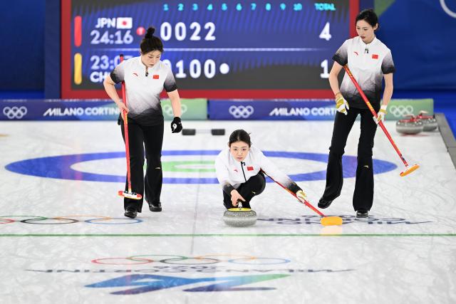 (260219) -- CORTINA D'AMPEZZO, Feb. 19, 2026 (Xinhua) -- Han Yu (C) of China competes during the curling women's round robin session 12 match between China and Japan at the 2026 Milan-Cortina Winter Olympics in Cortina, Italy, Feb. 19, 2026. (Xinhua/Lian Yi)