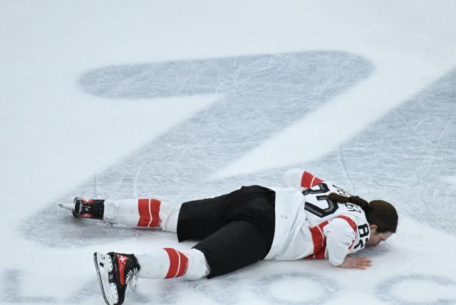 (260219) -- MILAN, Feb. 19, 2026 (Xinhua) -- Alessia Baechler of Switzerland kisses the ice as she celebrates victory after the ice hockey women's bronze medal game between Switzerland and Sweden at the Milan-Cortina 2026 Olympic Winter Games in Milan, Italy, Feb. 19, 2026. (Xinhua/Zhang Haofu)