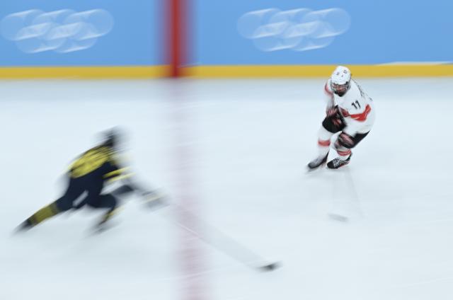 (260219) -- MILAN, Feb. 19, 2026 (Xinhua) -- Laura Zimmermann (R) of Switzerland competes during the ice hockey women's bronze medal game between Switzerland and Sweden at the Milan-Cortina 2026 Olympic Winter Games in Milan, Italy, Feb. 19, 2026. (Xinhua/Zhang Haofu)